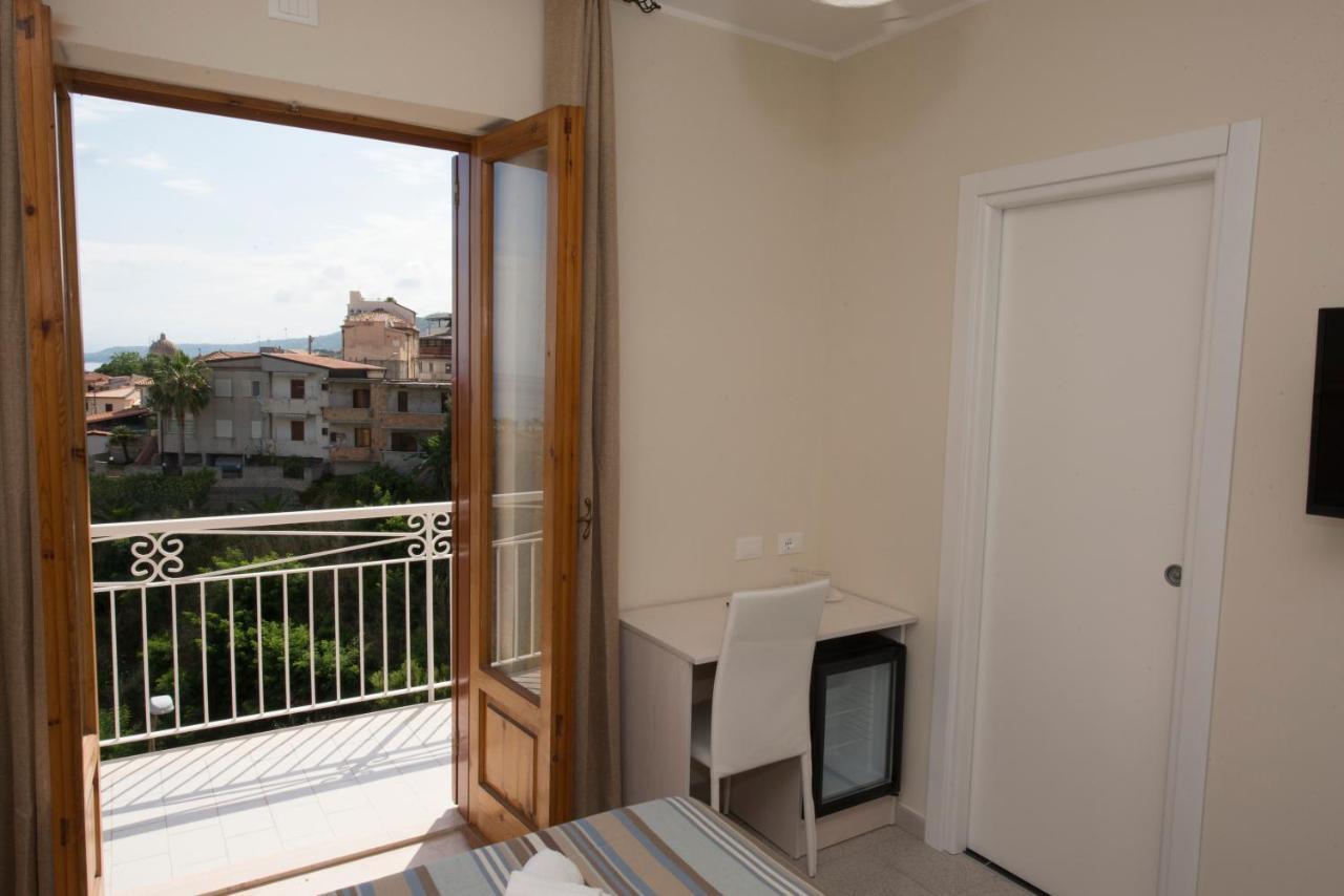 Doppelzimmer mit Balkon und Meerblick